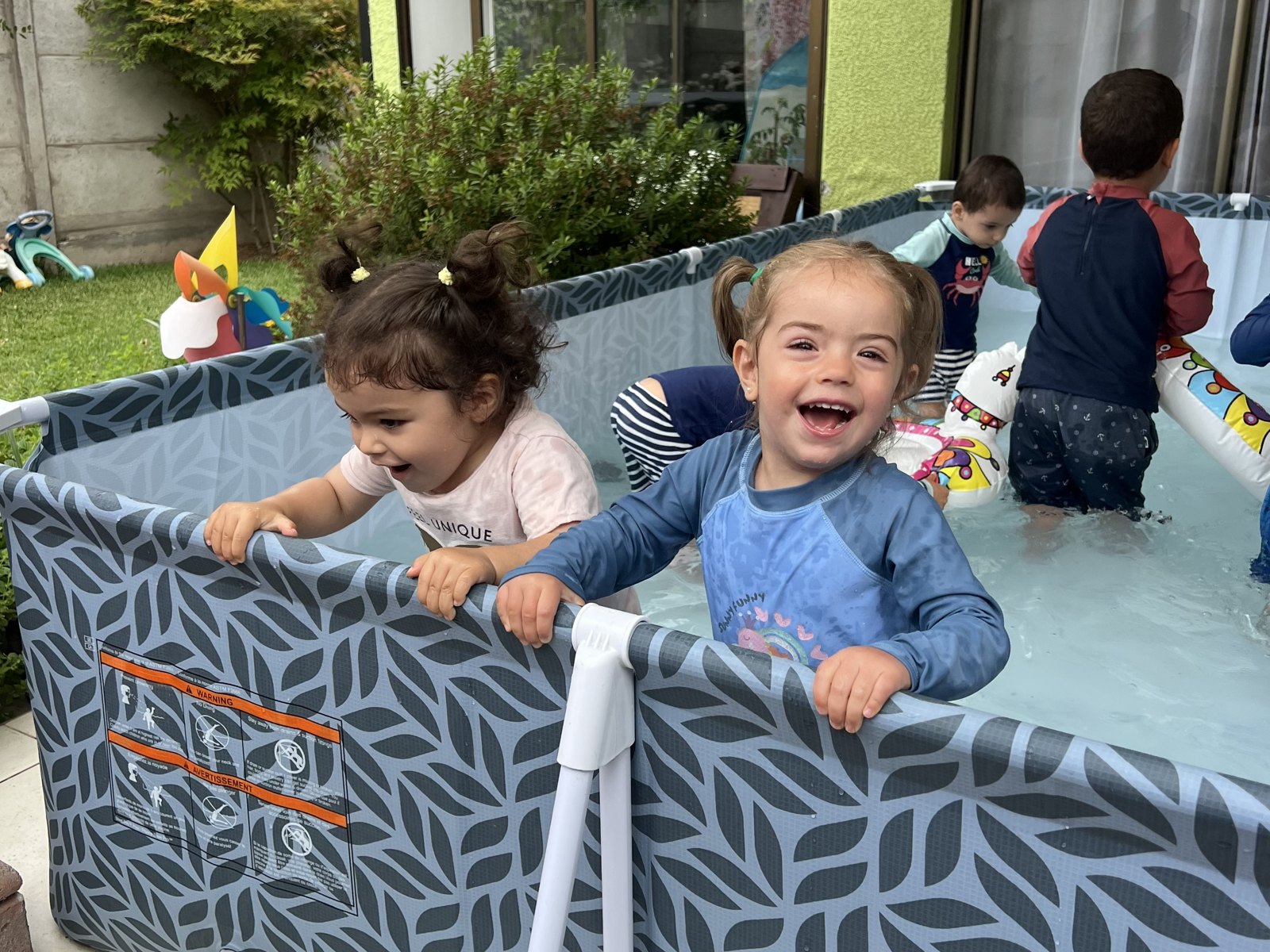 Niños y niñas compartiendo un momento de juegos en la piscina