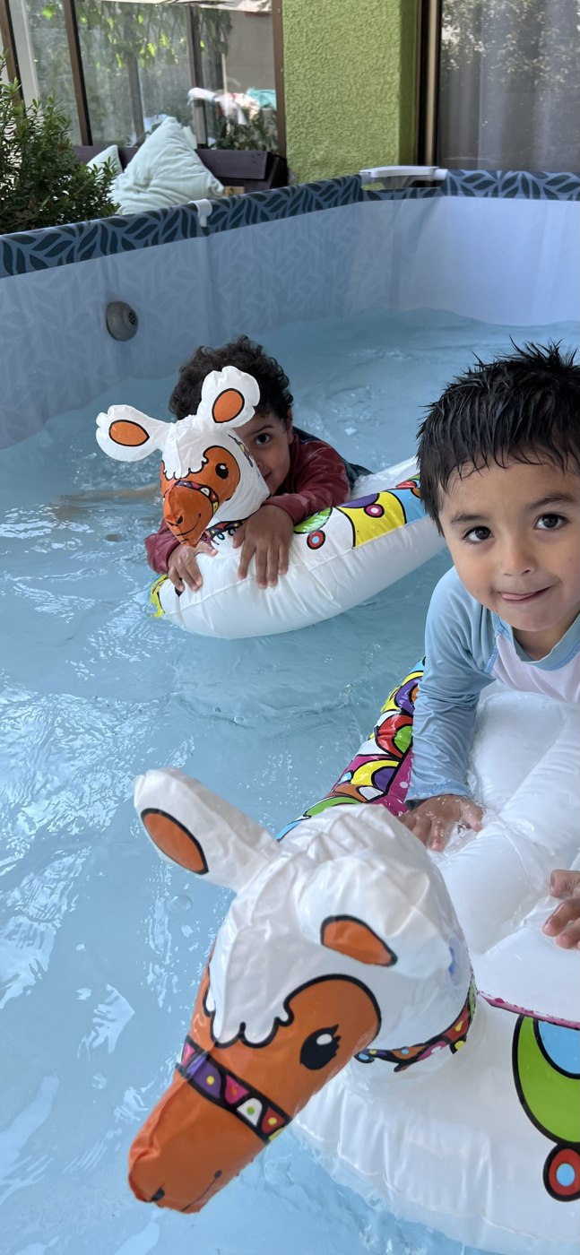 Niños disfrutando de juegos de piscina en Summer Camp Entre Amigos